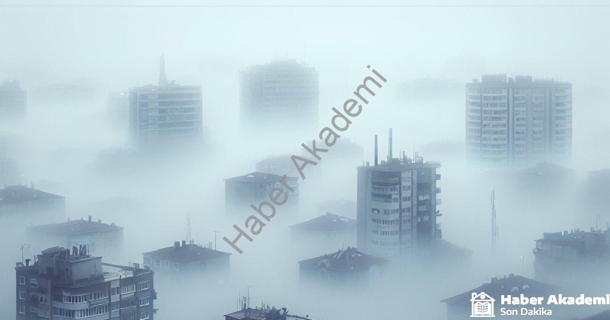 "Denizli'de Yoğun Sis Hayatı Felç Etti: Görüş Mesafesi 10 Metreye İndi" başlıklı haber için fotoreal
