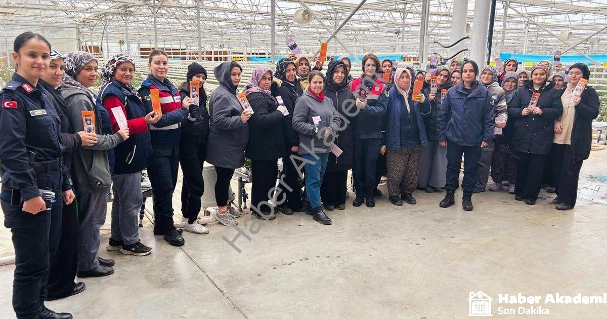 "Simav’da Jandarmadan Kadınlara KADES Kalkanı: Seralarda Bilgilendirme" başlıklı haber için fotoreal